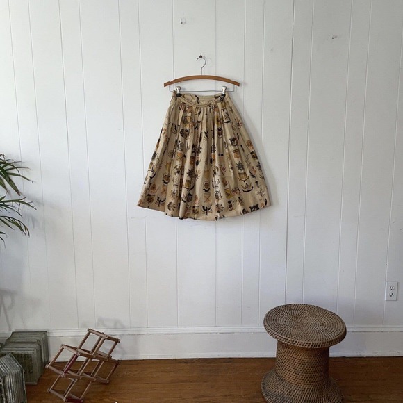 Vintage 1950s Cotton Novelty Print Circle Skirt Coat of Arms Crests Lions Arrows - Picture 2 of 15